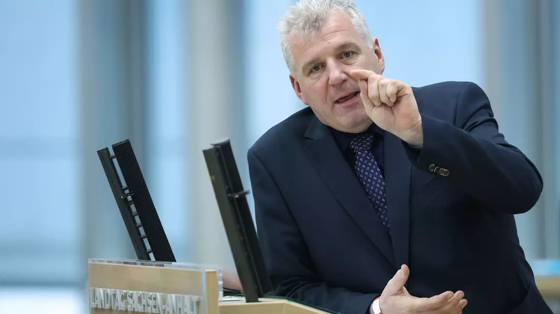 In der Diskussion um Interessenkonflikte bei Anstellungen in der Politik gerät auch der Fraktionschef der CDU in Sachsen-Anhalt, Guido Heuer, in den Fokus. (Archivbild) - Bild: Ronny Hartmann/dpa