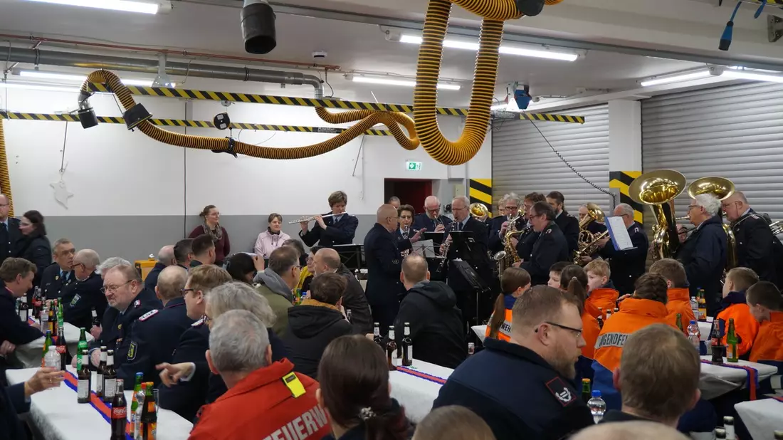 FW Wathlingen: Übergabe eines Tanklöschfahrzeuges und eines Logistikanhängers an die Ortsfeuerwehr Adelheidsdorf - Bild: presseportal.de