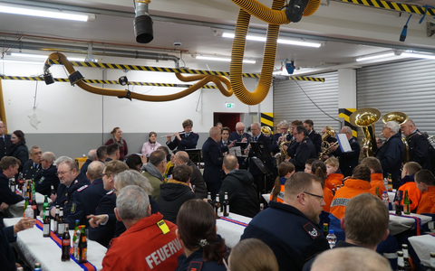 FW Wathlingen: Übergabe eines Tanklöschfahrzeuges und eines Logistikanhängers an die Ortsfeuerwehr Adelheidsdorf - Foto: presseportal.de