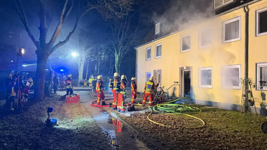 FW Neumünster: Kellerbrand in Mehrfamilienhaus - vier Personen betroffen - Bild: presseportal.de