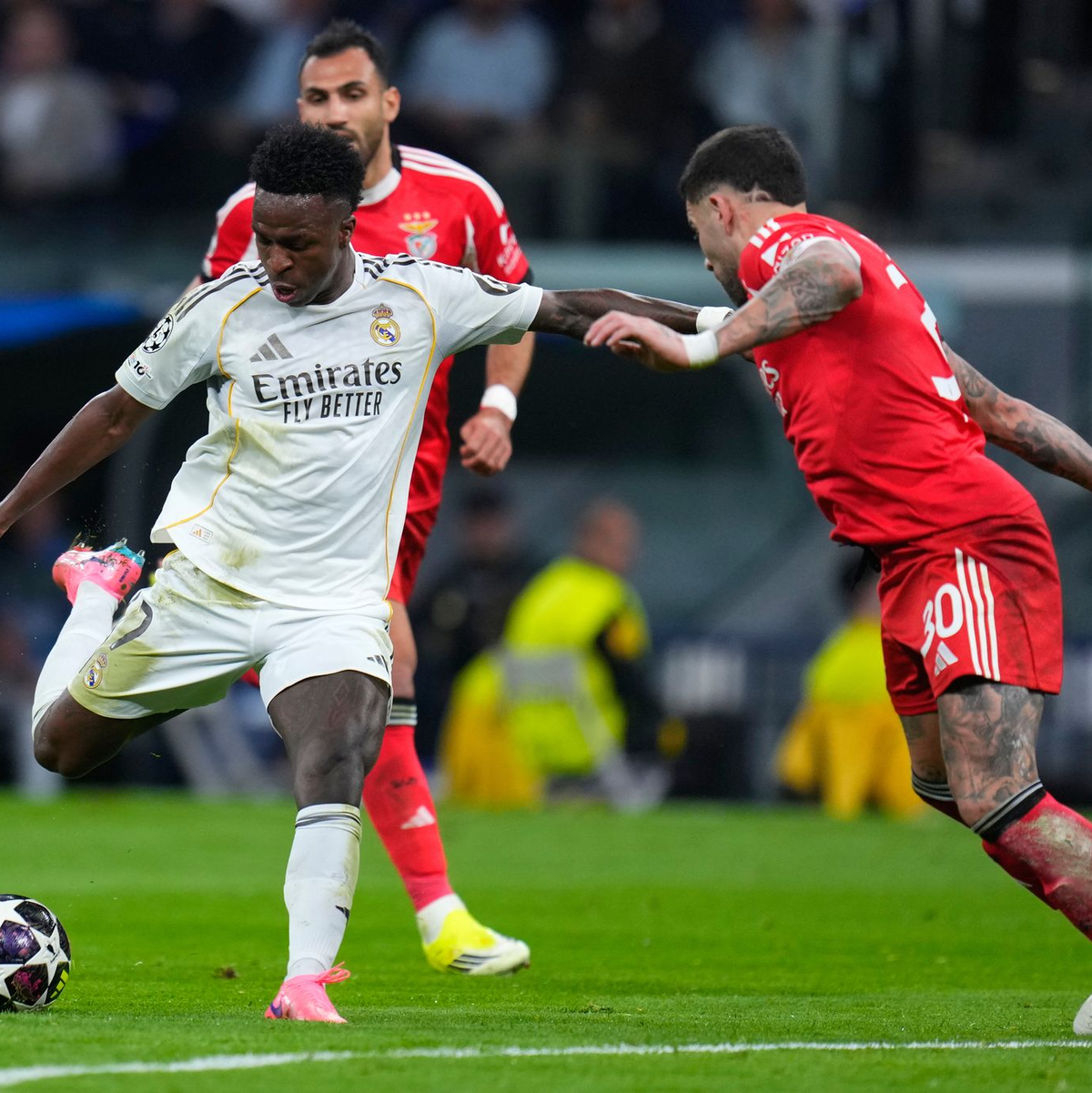 Vinicius Junior (in Weiß) war erneut Reals Siegtorschütze gegen Benfica. - Foto: Manu Fernandez/AP/dpa