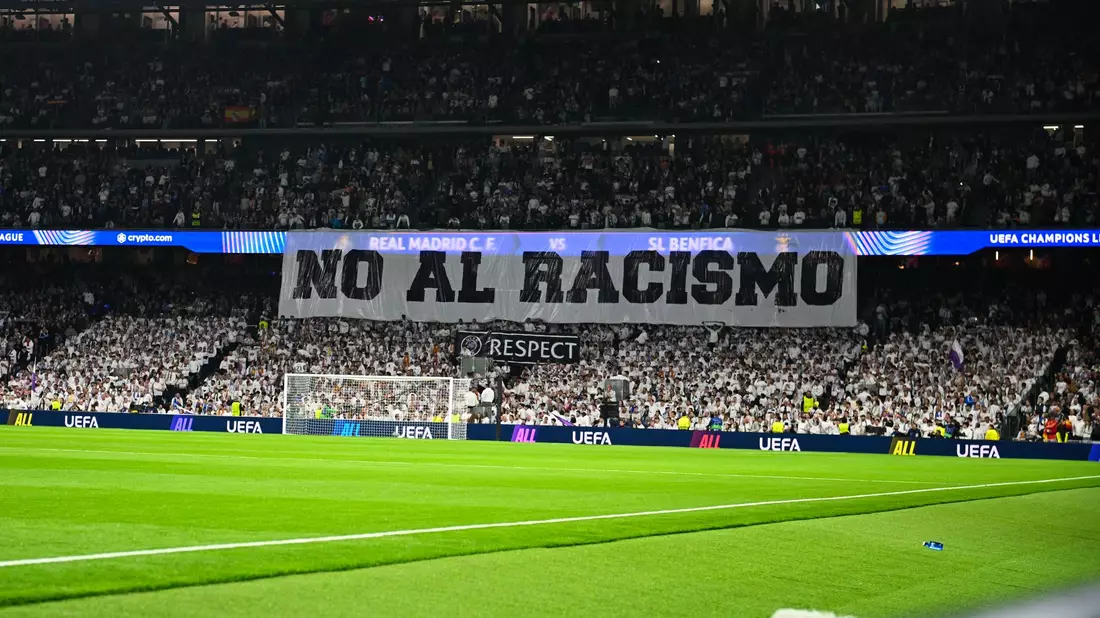 Madrider Fans antworteten nach dem Rassismus-Vorfall im Hinspiel mit diesem Banner. - Bild: Miguel Lemos/ZUMA Press Wire/dpa
