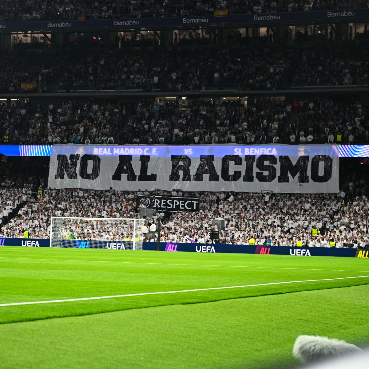 Madrider Fans antworteten nach dem Rassismus-Vorfall im Hinspiel mit diesem Banner. - Foto: Miguel Lemos/ZUMA Press Wire/dpa