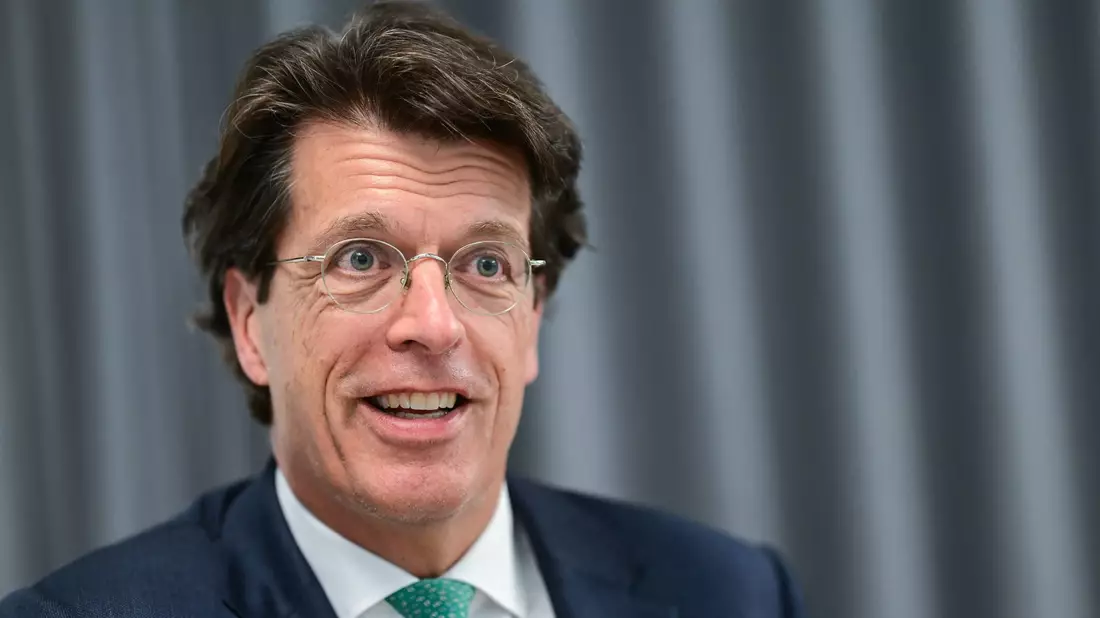 Das Thema humanoide Roboter sei derzeit in aller Munde, sagt Schaeffler-CEO Klaus Rosenfeld. - Bild: Sebastian Christoph Gollnow/dpa