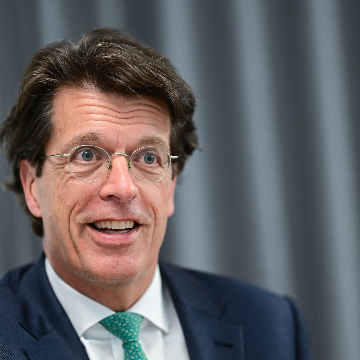 Das Thema humanoide Roboter sei derzeit in aller Munde, sagt Schaeffler-CEO Klaus Rosenfeld. - Foto: Sebastian Christoph Gollnow/dpa