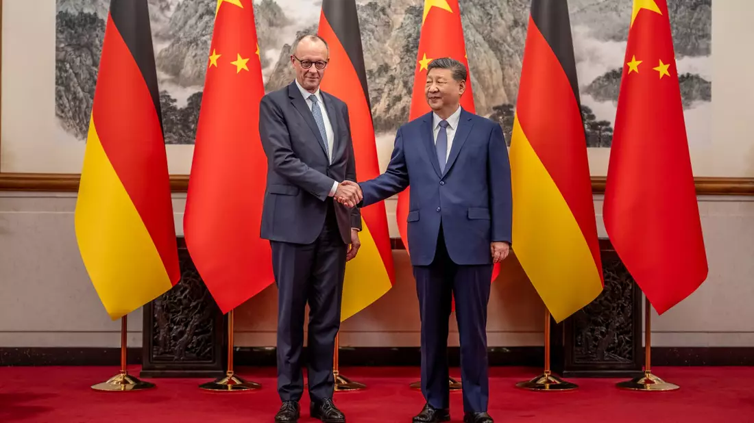 Kanzler Merz will bei seiner China-Reise Chancen für die deutsche Wirtschaft ausloten - Bild: Michael Kappeler/dpa