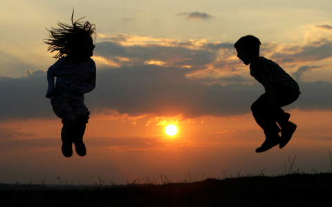 Gemeinsam spielen - sich fremden Kindern kann das anfangs schwerfallen. (Symbolbild) - Foto: Arno Burgi/dpa-Zentralbild/dpa