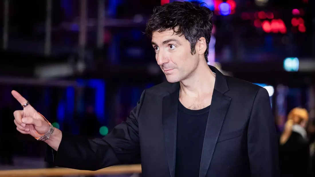 Ilker Çatak gewann für «Gelbe Briefe» den Hauptpreis der Berlinale - hier zu sehen kurz vor der Preisverleihung.  - Bild: Christoph Soeder/dpa