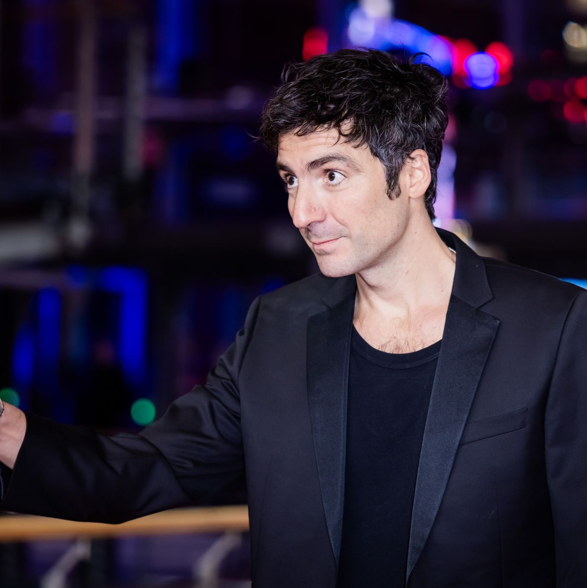 Ilker Çatak gewann für «Gelbe Briefe» den Hauptpreis der Berlinale - hier zu sehen kurz vor der Preisverleihung.  - Foto: Christoph Soeder/dpa