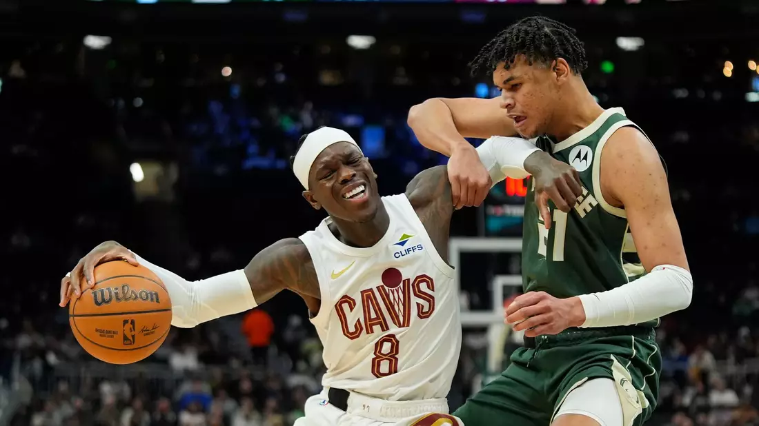 Dennis Schröder (l) stand bei Cleveland in der Startformation. - Bild: Aaron Gash/AP/dpa