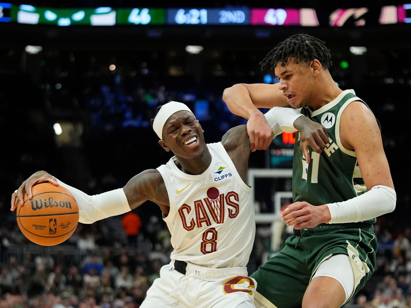 Dennis Schröder (l) stand bei Cleveland in der Startformation. - Foto: Aaron Gash/AP/dpa