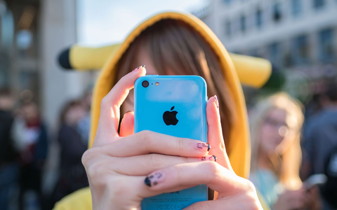 Mit Pokémon Go feierte das Franchise einen großen Erfolg auf Smartphones. (Symbolbild)  - Foto: Peter Steffen/dpa