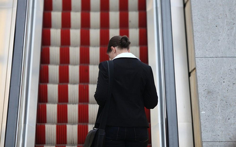 Frau auf einer Rolltreppe (Archiv) - Foto: via dts Nachrichtenagentur Frau auf einer Rolltreppe (Archiv) - Foto: via dts Nachrichtenagentur