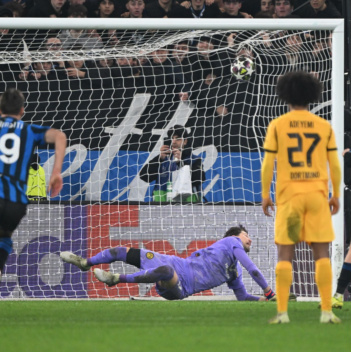 Torwart Gregor Kobel leitete den entscheidenden Elfmeter mit einem Patzer ein. - Foto: Federico Gambarini/dpa