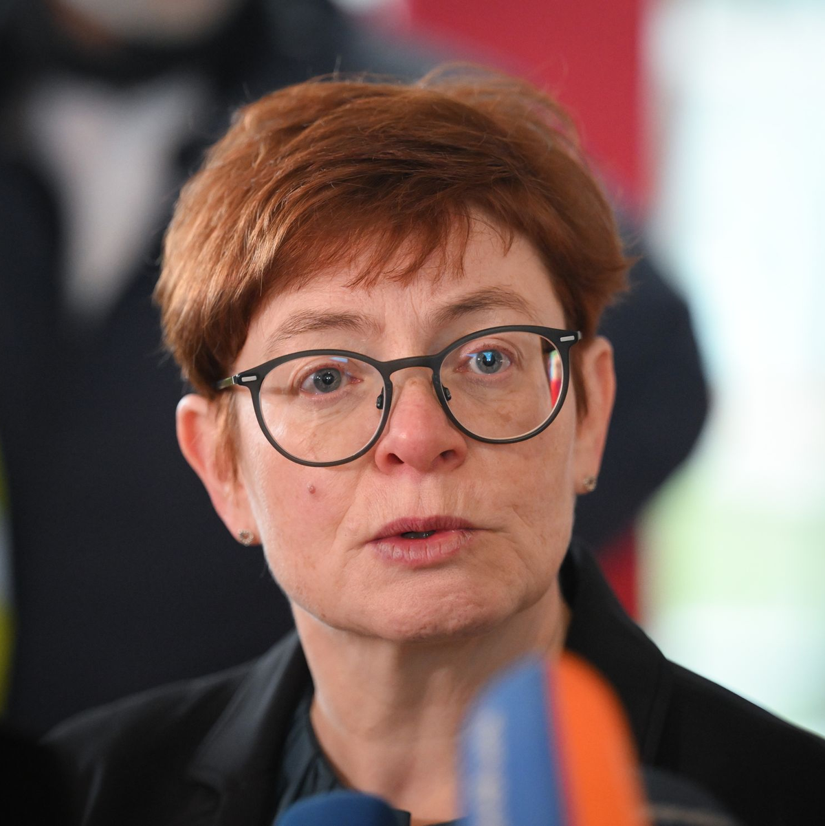 «Offenbar verstehen die Arbeitgeber immer noch nicht, dass es auf Dauer keine funktionierende ÖPNV-Daseinsvorsorge mehr geben kann, wenn wir jetzt nicht entscheidend die Arbeitsbedingungen verbessern», sagt die stellvertretende Verdi-Vorsitzende Christine Behle zum erneuten Warnstreikaufruf. (Archivbild) - Foto: Soeren Stache/dpa