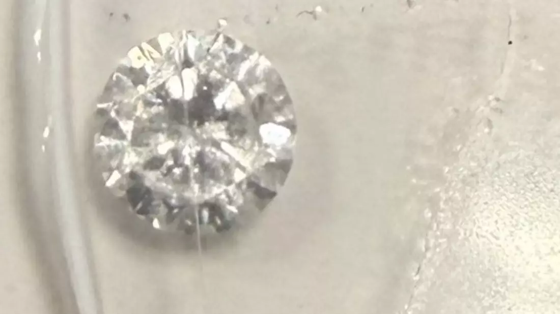 HZA-F: Zoll am Frankfurter Flughafen verhindert Schmuggel von Diamanten und Luxus-Uhr im Reiseverkehr - Bild: presseportal.de