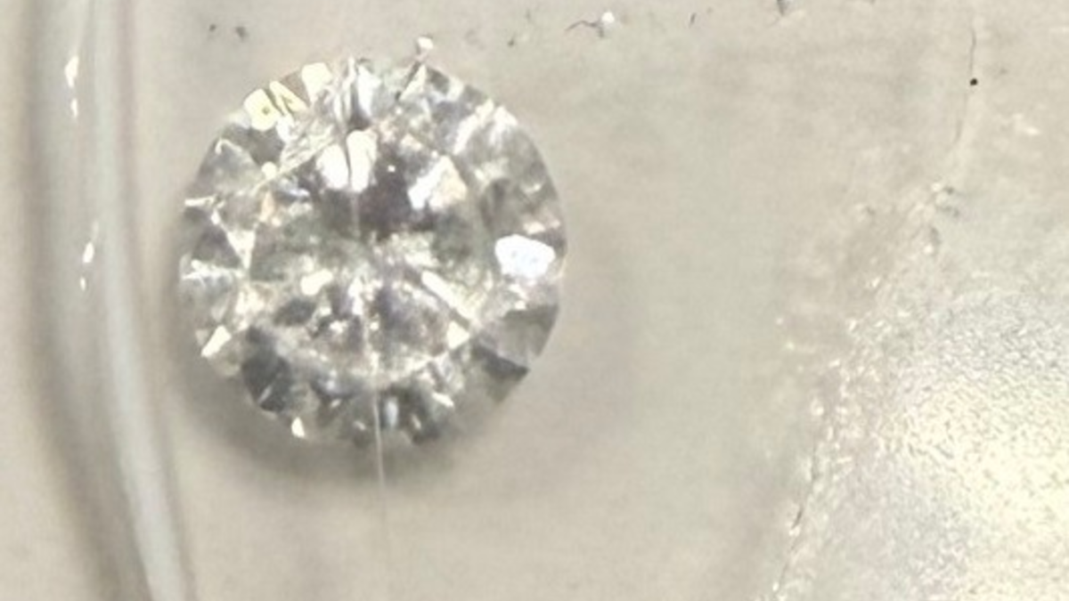 HZA-F: Zoll am Frankfurter Flughafen verhindert Schmuggel von Diamanten und Luxus-Uhr im Reiseverkehr - Foto: presseportal.de