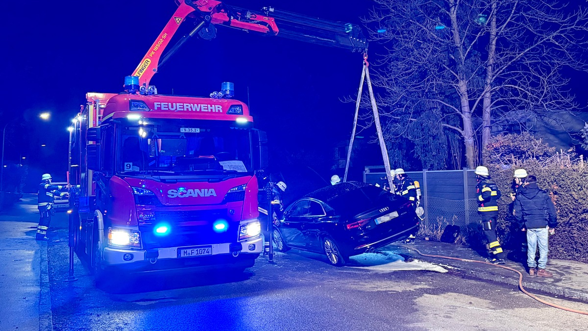 FW-M: Aufwendige Löscharbeiten bei Pkw-Brand (Waldperlach) - Foto: presseportal.de