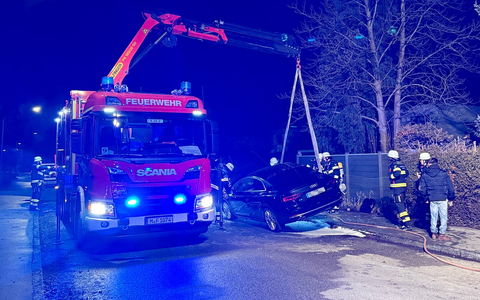 FW-M: Aufwendige Löscharbeiten bei Pkw-Brand (Waldperlach) - Foto: presseportal.de