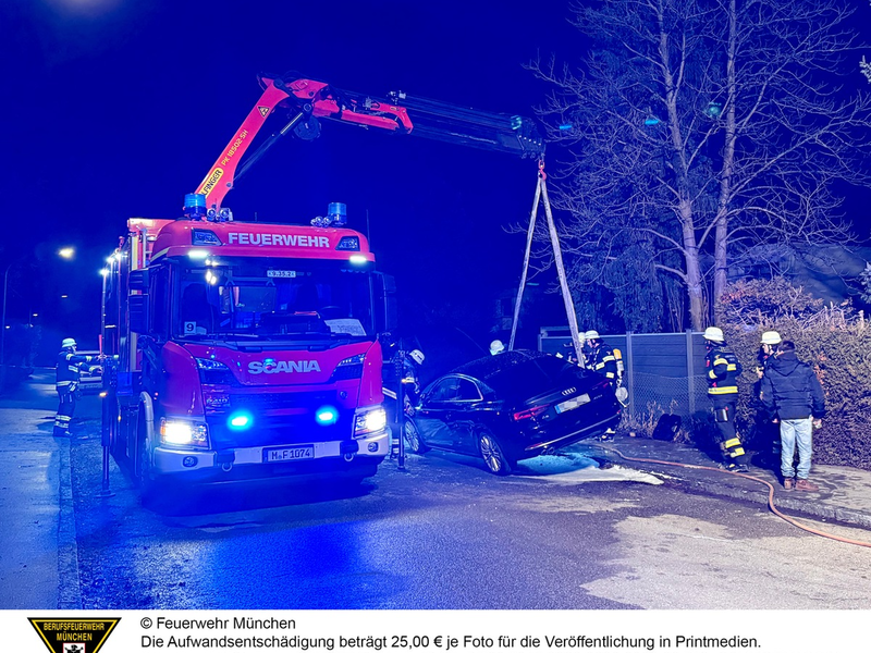 FW-M: Aufwendige Löscharbeiten bei Pkw-Brand (Waldperlach) - Foto: presseportal.de