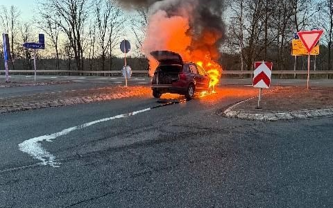 POL-CUX: PKW Brand auf der BAB27 (Foto im Anhang) - Foto: presseportal.de