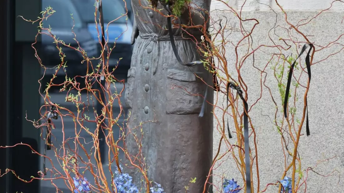 Blumenschmuck für weibliche Statuen und Denkmäler deutschlandweit / Floristik-Branche in Frauenhand - Fleurop setzt im vierten Jahr in Folge ein Zeichen zum Internationalen Frauentag - Bild: presseportal.de