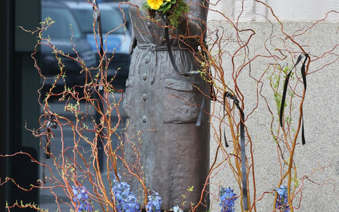 Blumenschmuck für weibliche Statuen und Denkmäler deutschlandweit / Floristik-Branche in Frauenhand - Fleurop setzt im vierten Jahr in Folge ein Zeichen zum Internationalen Frauentag - Foto: presseportal.de