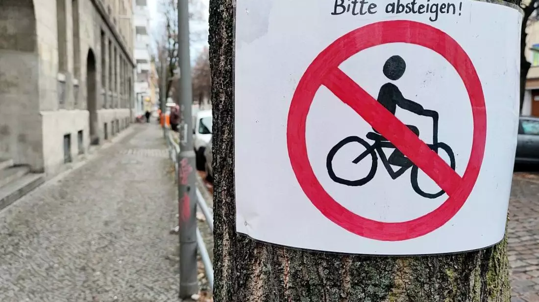 Selbstgemaltes Verbotsschild für Fahrradfahrer (Archiv) - Bild: via dts Nachrichtenagentur