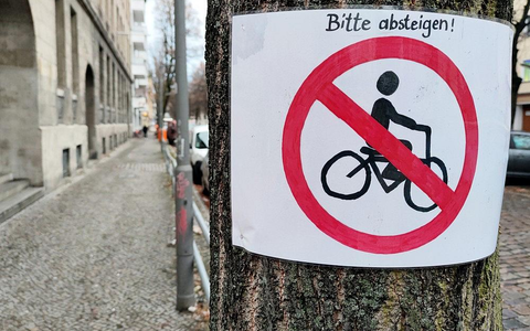 Selbstgemaltes Verbotsschild für Fahrradfahrer (Archiv) - Foto: via dts Nachrichtenagentur