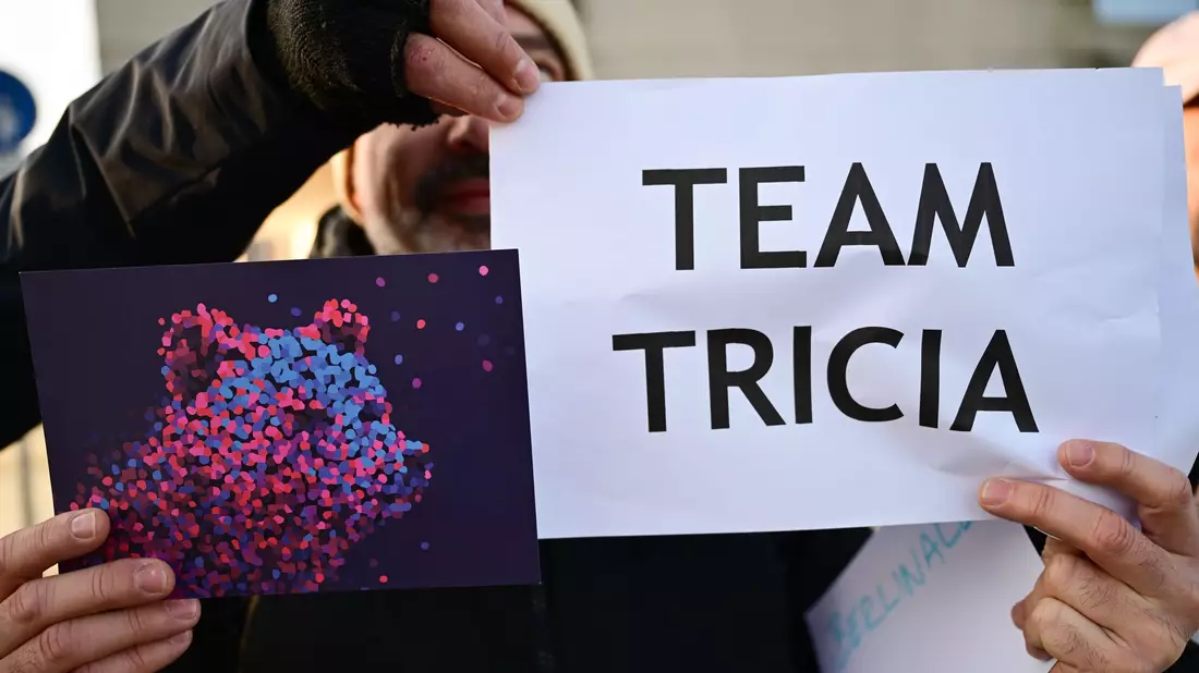«Team Tricia»: Mitarbeiter stellen sich an die Seite der Festivalleiterin. - Bild: Sebastian Christoph Gollnow/dpa