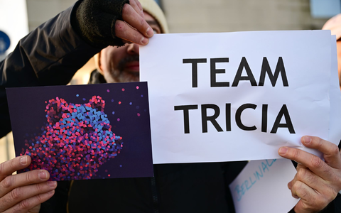 «Team Tricia»: Mitarbeiter stellen sich an die Seite der Festivalleiterin. - Foto: Sebastian Christoph Gollnow/dpa