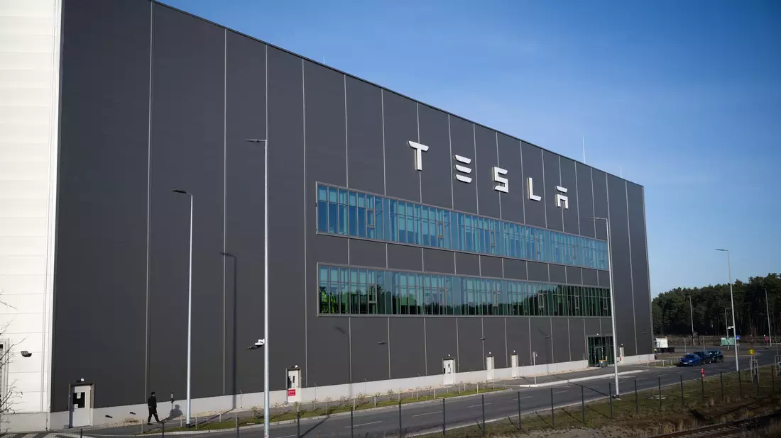 Hier wird bald ein Betriebsrat gewählt: Tesla in Grünheide. (Archivbild) - Bild: Sebastian Gollnow/dpa