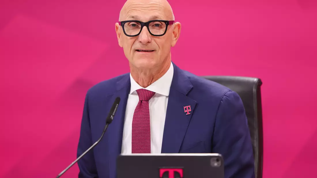 Telekom-Boss Tim Höttges ist guter Dinge. - Bild: Oliver Berg/dpa
