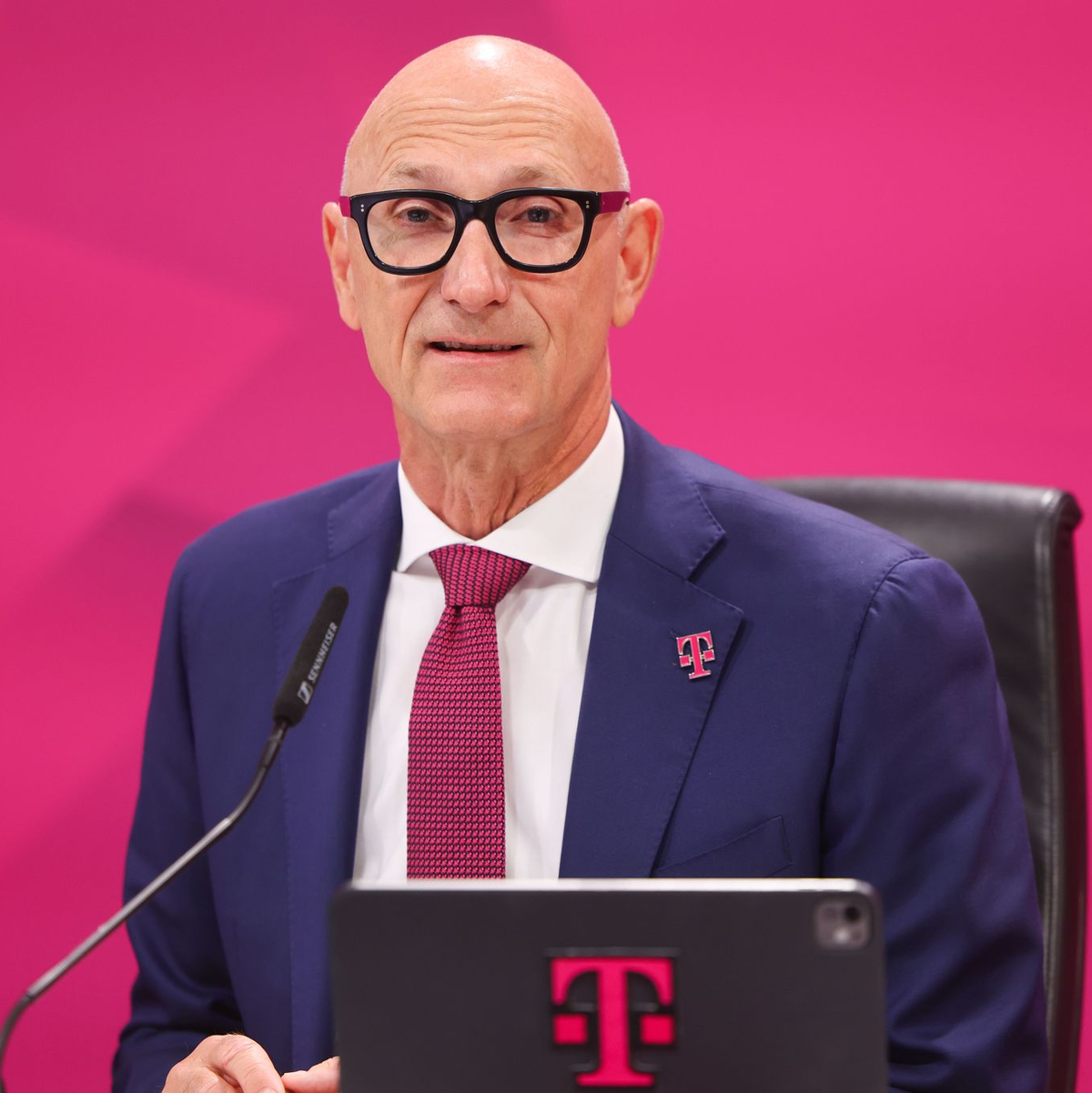 Telekom-Boss Tim Höttges ist guter Dinge. - Foto: Oliver Berg/dpa