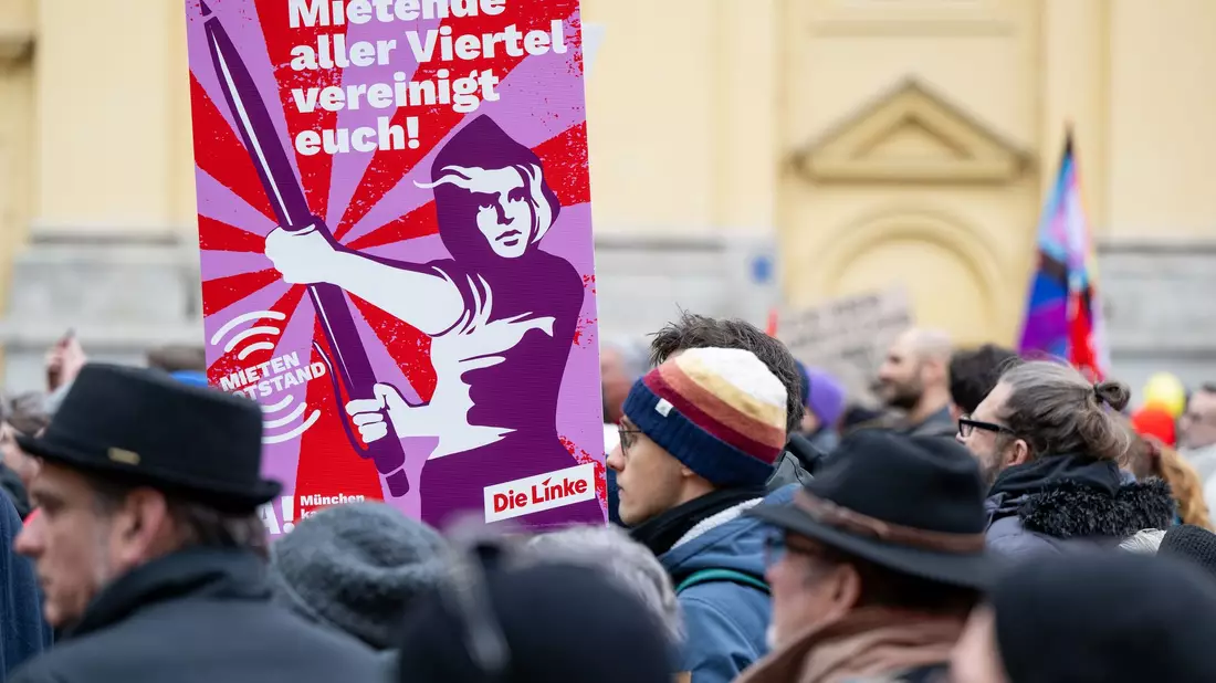 In München und anderen Großstädten formiert sich mittlerweile Widerstand gegen die stetig steigenden Mieten. Anders als Ifo-Präsident Fuest fordern die Demonstranten jedoch eine Verschärfung der Mietpreisbremse. (Archivbild) - Bild: Lennart Preiss/dpa