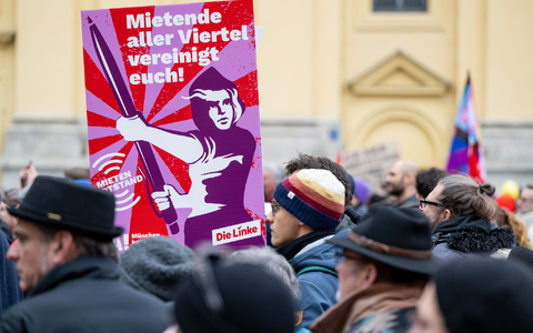 In München und anderen Großstädten formiert sich mittlerweile Widerstand gegen die stetig steigenden Mieten. Anders als Ifo-Präsident Fuest fordern die Demonstranten jedoch eine Verschärfung der Mietpreisbremse. (Archivbild) - Foto: Lennart Preiss/dpa