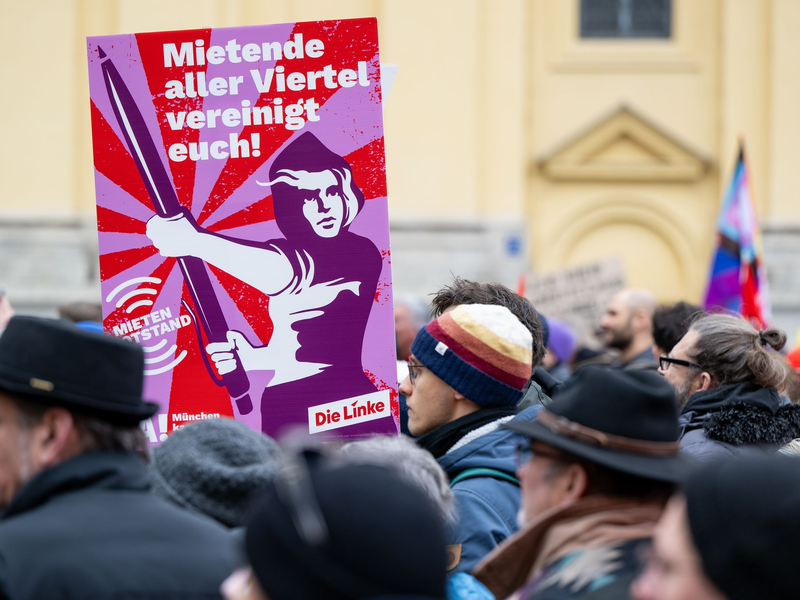 In München und anderen Großstädten formiert sich mittlerweile Widerstand gegen die stetig steigenden Mieten. Anders als Ifo-Präsident Fuest fordern die Demonstranten jedoch eine Verschärfung der Mietpreisbremse. (Archivbild) - Foto: Lennart Preiss/dpa