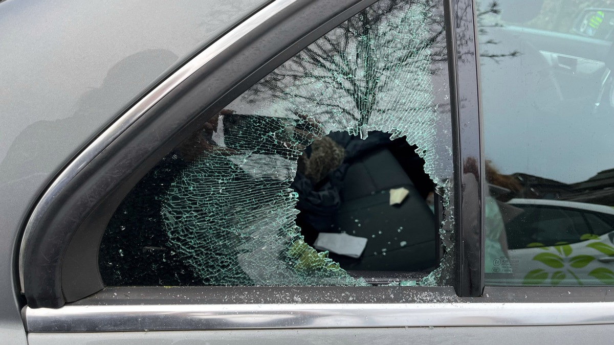 POL-KLE: Geldern - Scheiben an sieben Fahrzeugen eingeschlagen / Zeugen gesucht - Foto: presseportal.de