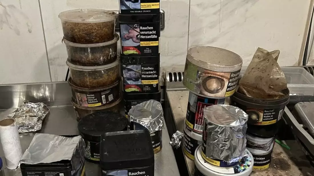 HZA-SB: Zoll geht konsequent gegen illegale Tabakwaren und Schwarzarbeit vor; 36 Kilogramm Tabak und hunderte unversteuerte Zigaretten sichergestellt - Bild: presseportal.de