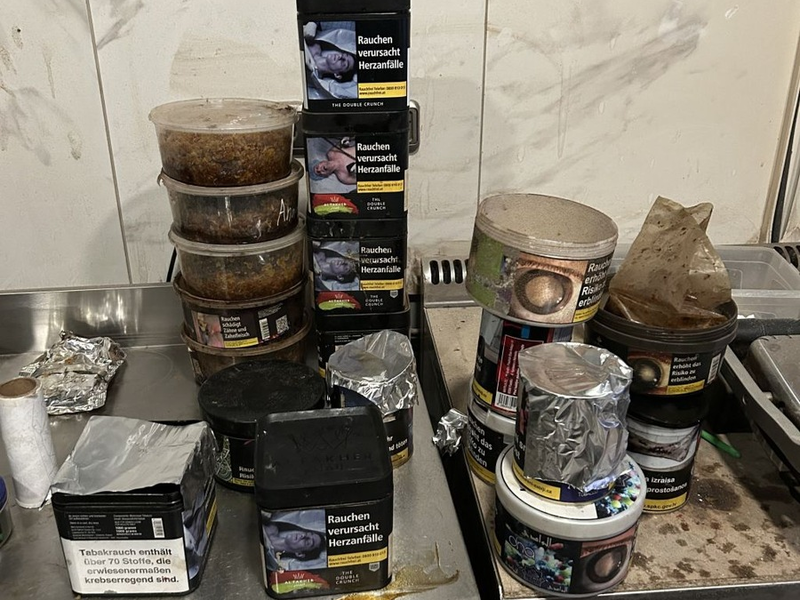 HZA-SB: Zoll geht konsequent gegen illegale Tabakwaren und Schwarzarbeit vor; 36 Kilogramm Tabak und hunderte unversteuerte Zigaretten sichergestellt - Foto: presseportal.de