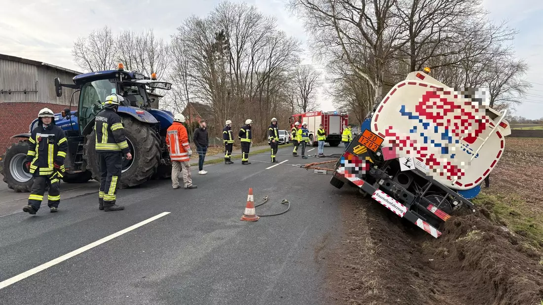 POL-STD: Tankwagen gerät in den Seitenraum - Straße in Mulsum wegen Bergungsarbeiten mit in die späten Nachmittagsstunden gesperrt - Bild: presseportal.de