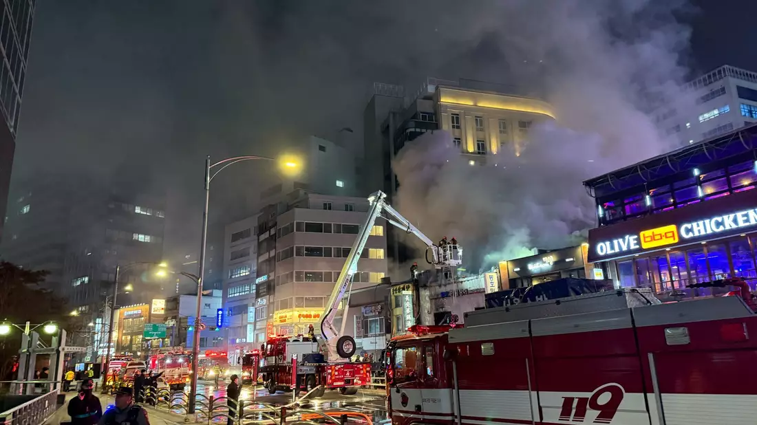 Ein Feuer ist in einem Restaurant im Stadtzentrum von Seoul, direkt hinter dem Rathaus, ausgebrochen.  - Bild: Fabian Kretschmer/dpa