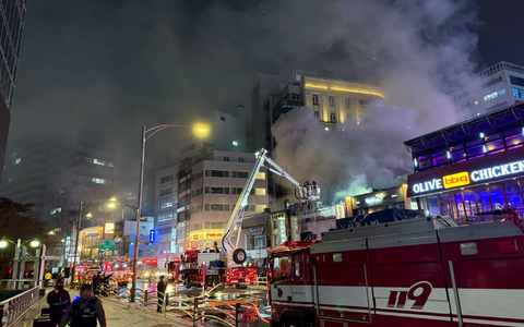 Ein Feuer ist in einem Restaurant im Stadtzentrum von Seoul, direkt hinter dem Rathaus, ausgebrochen.  - Foto: Fabian Kretschmer/dpa
