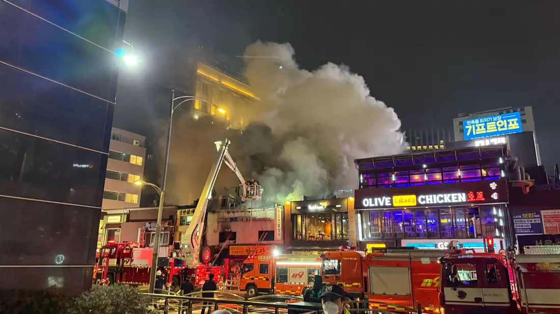 Bislang gibt es noch keine bestätigten Informationen über mögliche Opfer des Brandes. - Bild: Fabian Kretschmer/dpa