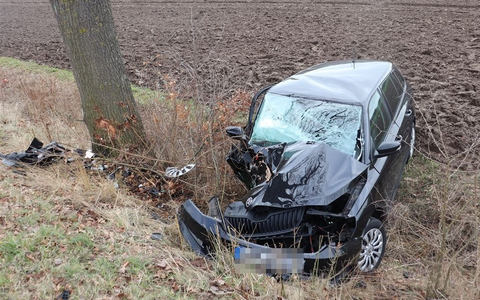 POL-HX: 27-Jährige kommt von der Straße ab und prallt gegen Baum - Foto: presseportal.de