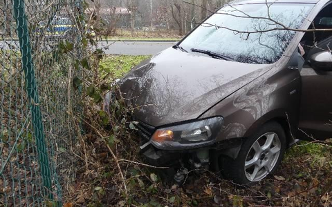 POL-CUX: Verkehrsunfall aufgrund eines technischen Defekts in der Wingst - Fahrzeugführerin leicht verletzt (Foto im Anhang) - Foto: presseportal.de