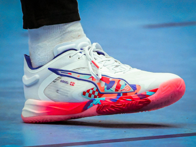 Der Sportartikelhersteller Puma ist tief in die Verlustzone gerutscht. (Symbolbild) - Foto: Sina Schuldt/dpa