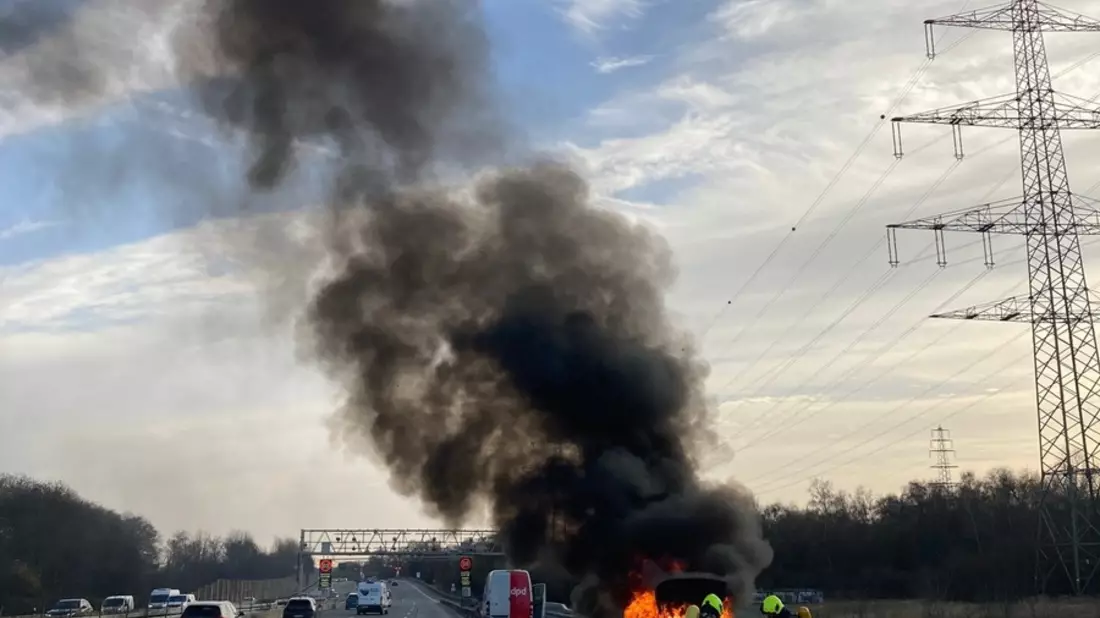 FW-OB: PKW-Brand auf der A42 sorgt für Verkehrsbehinderungen - Bild: presseportal.de