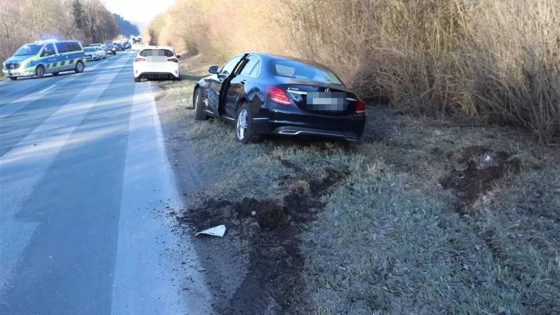 POL-HX: Seniorin übersieht beim Abbiegen Pkw - Polizei sucht Zeugen - Bild: presseportal.de