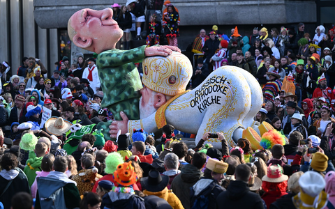 Besonders ein zwischen Kremlchef Wladimir Putin und Patriarch Kirill als Karikatur dargestellter Oralverkehr ist Gegenstand des umstrittenen Gerichtsverfahrens gegen den Karnevalisten Jacques Tilly. (Archivbild) - Foto: Federico Gambarini/dpa